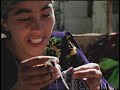 Des femmes produisent des vêtements traditionnels