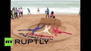 Индийский художник создал скульптуру из песка в знак поддержки Франции
