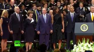 Джордж Буш пританцовывает на панихиде по погибшим в Далласе полицейским