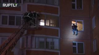 Москвич, удерживавший в квартире жену и трёх детей, выпрыгнул из окна