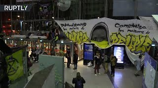 Экоактивисты и «жёлтые жилеты» провели акцию протеста в парижском торговом центре — видео (07.10.2019 12:11)