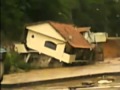 Casa se desfaz diante da câmera na região serrana do Rio