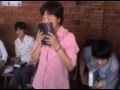 Chinos se emocionan y lloran al recibir Biblias por primera vez