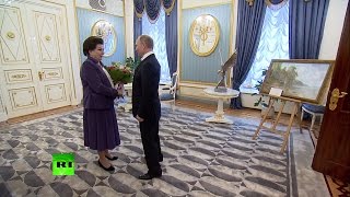 Путин подарил на юбилей Терешковой скульптуру и картину с чайками