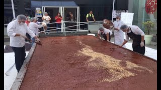 Огромные шоколадка, лепёшка и пирог: в Перу, Гондурасе и Боснии попытались установить мировой рекорд