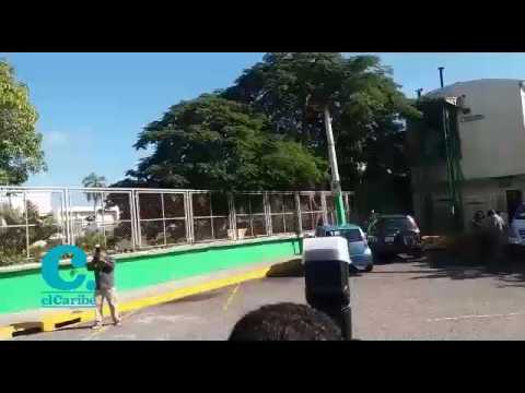 El cuerpo de John Percival continúa siendo custodiado por un contigente policial en el hospital Marcelino Velez Santana, en Herrera. Hasta el momento no se ha visto ningún pariente del occiso. El cuerpo de John Percival continúa siendo custodiado por un contigente policial en el hospital Marcelino Velez Santana, en Herrera. Hasta el momento no se ha visto ningún pariente del occiso.