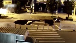 Внимание — яма: китаец на мопеде не заметил гигантскую дыру на дороге