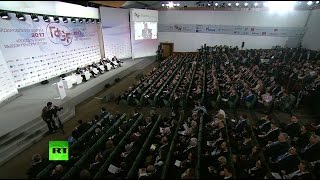 Медведев принимает участие в дискуссии «Россия и мир: выбор приоритетов» на Гайдаровском форуме