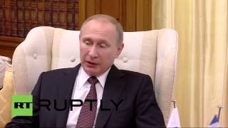 Владимир Путин общается с премьер-министром Греции Алексисом Ципрасом