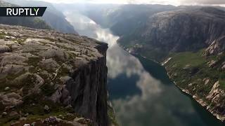 В Норвегии экстремал прошёл по канату, натянутому между скалами на высоте 1 000 м (08.04.2019 14:39)