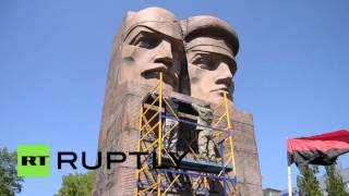 Активисты «Правого сектора» и «Азова» попытались снести памятник чекистам в Киеве