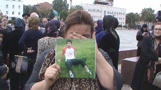 Женщины вышли на площадь Махачкалы с портретами пропавших сыновей и братьев
