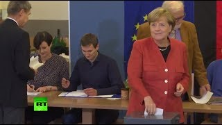 Меркель и Шульц проголосовали на парламентских выборах в Германии