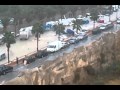 Moren dues persones per posar un mercadillo en una llera d'un riu sec (Finestrat, Alacant) a l'octubre de 2011