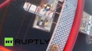 Прыжок бейсджамперов с самого высокого крана в Петербурге