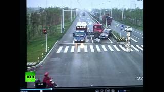 Бросив скутер, китаец убежал от летящего на него грузовика