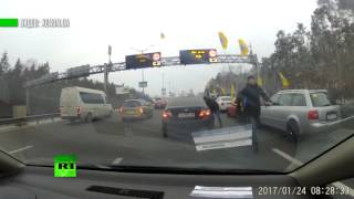 Активисты частично перекрыли две трассы в Киеве