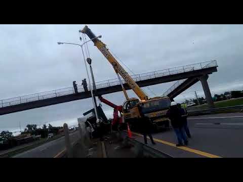 Con una grúa lograron retirar al camión. Imágenes gentileza Bomberos Ceibas