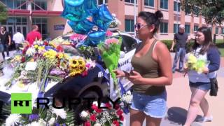 Жители Далласа несут цветы в память о погибших полицейских