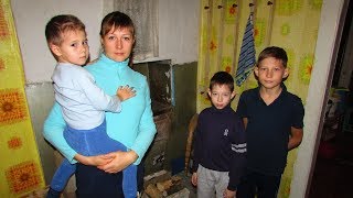 Многодетная семья зимует в аварийном доме