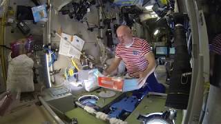 После выхода в космос - Американский контейнер с питанием 2 (распаковка)