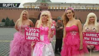 Девушки в образе кукол Барби устроили протест на Красной площади