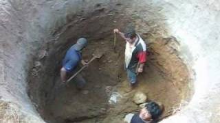 HAND DIGGING A WELL IN MEXICO Excavando a mano un pozo