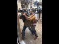 Un agent de sécurité sort son arme face à deux agresseurs Un agent de sécurité sort son arme face à deux agresseurs