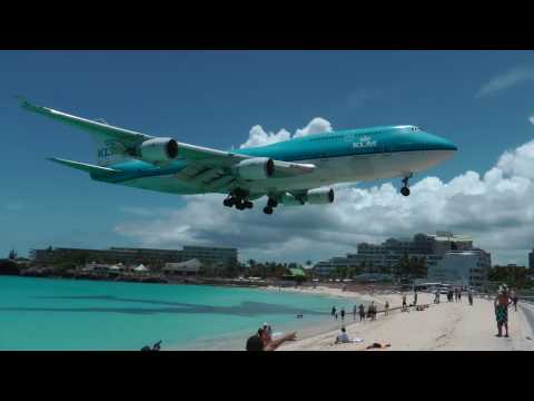 En La isla de San Martín los aviones casi te aterrizan en la cabeza (+Video)