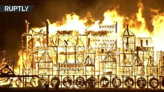 Британцы отметили 350-летие Великого пожара сожжением деревянной копии Лондона