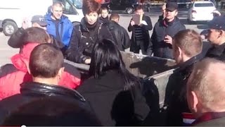 Укрофашисты засунули женщину в мусорный бак