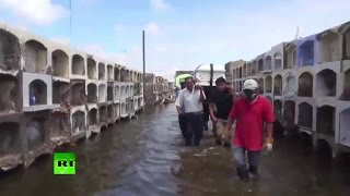 Наводнение размыло кладбища в Перу