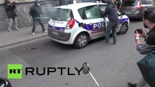 Служебная машина с полицейскими внутри загорелась во время протестов в Париже