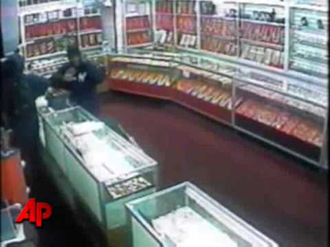 Raw Video: Brazen Jewelry Store Robbery