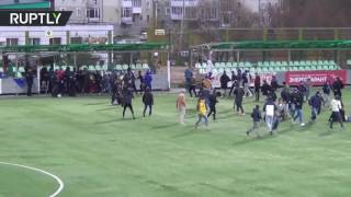 «Торпедо» против «Текстильщика»: футбольные фанаты подрались на поле в перерыве матча ПФЛ