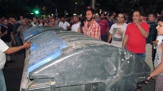 В Ереване снова строятся баррикады