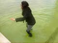 Silvia a nadar em busca do estojo afogado T_T
