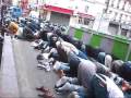 Ilustrace k článku: BEZE SLOV: Modlící se muslimové zastavují provoz v ulicích Paříže (VIDEO)