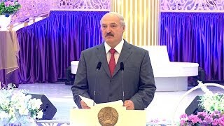 Лукашенко призывает выпускников связывать свое будущее с Беларусью