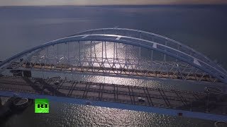 Дошли до «экватора»: строители уложили половину рельсов на Крымском мосту (14.03.2019 17:03)