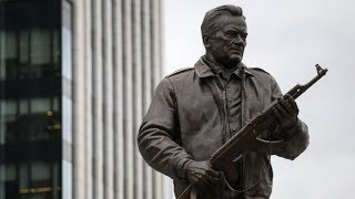 В Москве установили памятник Калашникову
