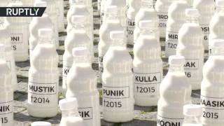 Эстонские фермеры выставили 10 тыс. бутылок с молоком у здания парламента