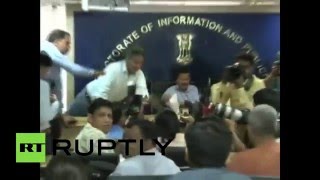 Мужчина запустил ботинком в главного министра Дели во время пресс-конференции