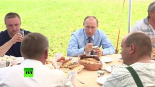 Путин отобедал с механизаторами в Тверской области