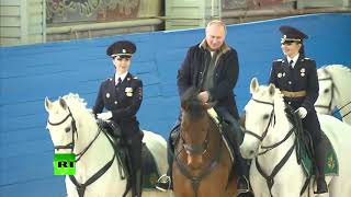 Путин прокатился верхом в сопровождении сотрудниц конной полиции (09.03.2019 09:59)