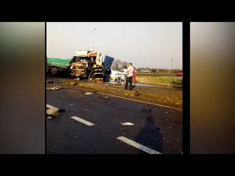 Impresionante choque entre dos camiones: Hay un herido grave
