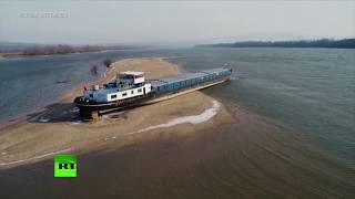 Севший на мель 200-тонный грузовой корабль на Дунае — видео (20.02.2019 09:45)