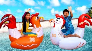 Wendy Pretend Play with Giant Chicken Floats Kids Toys in Swimming PoolWendy Pretend Play with Giant Chicken Floats Kids Toys in Swimming Pool