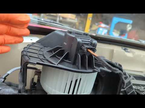 Smontaggio della ventola dell'abitacolo della Renault Kangoo
