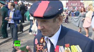 Корреспонденты RT пообщались с ветеранами, пришедшими 9 мая на Красную площадь